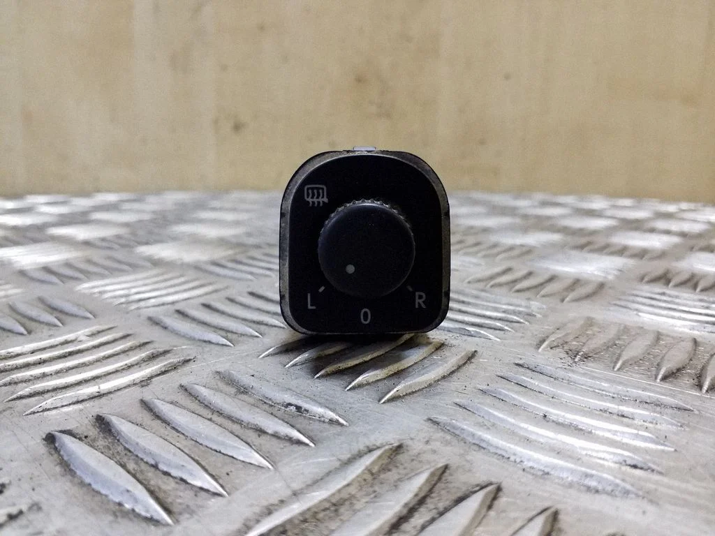 Wing mirror switch – Volkswagen Golf Plus (2005-2013)