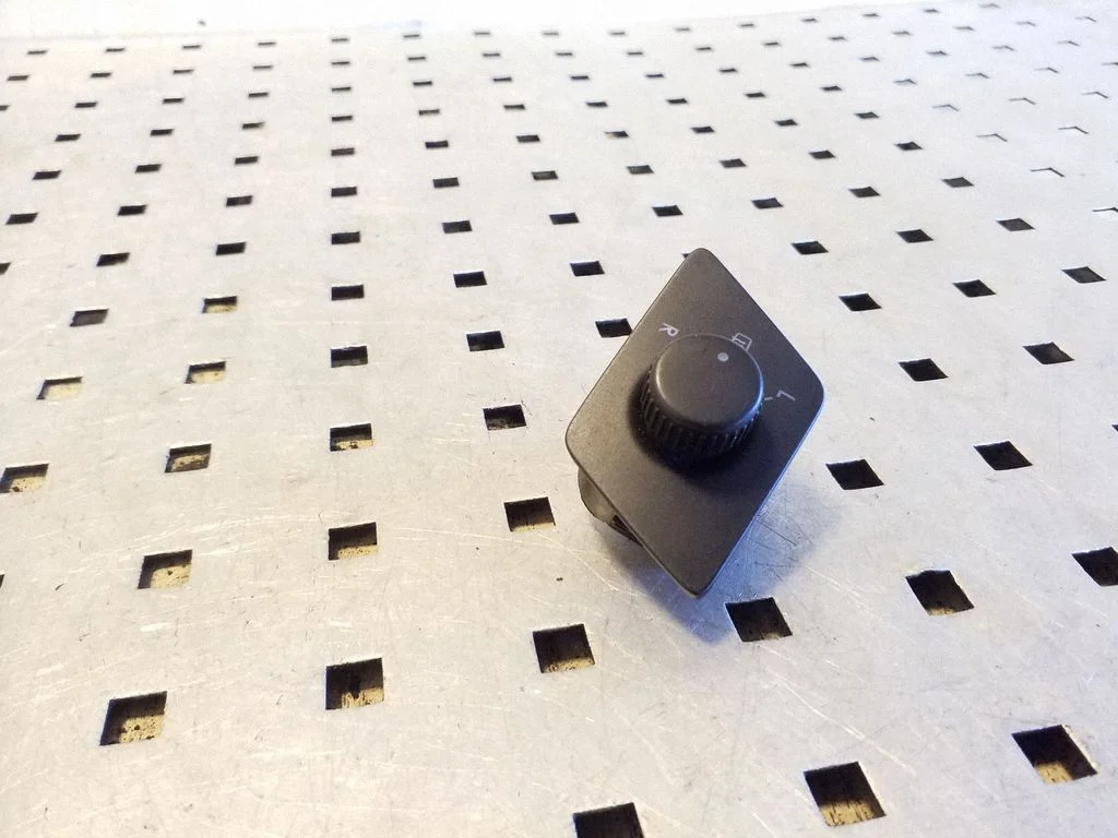 Wing mirror switch