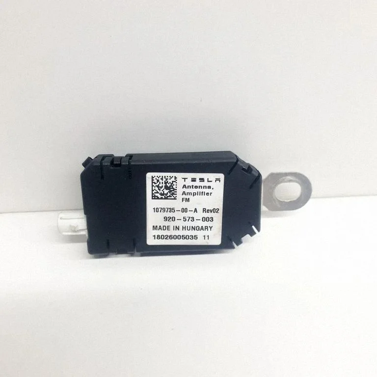 Antenas pastiprinātājs – Tesla Model S (2012-)