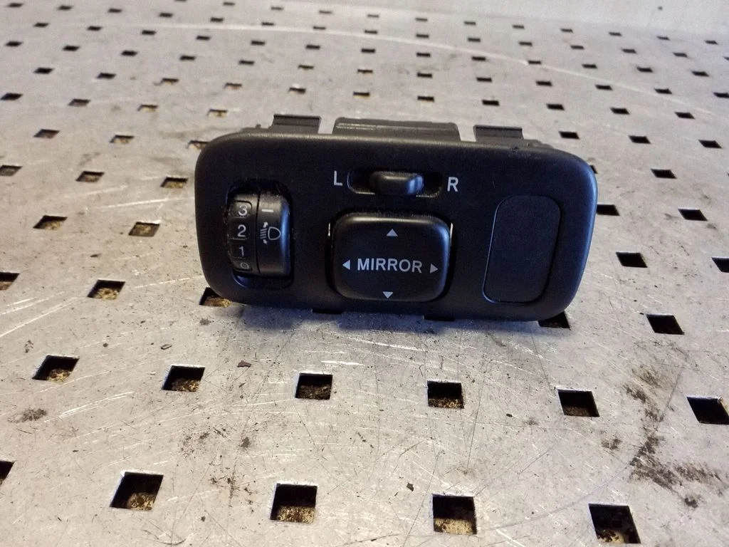 Wing mirror switch