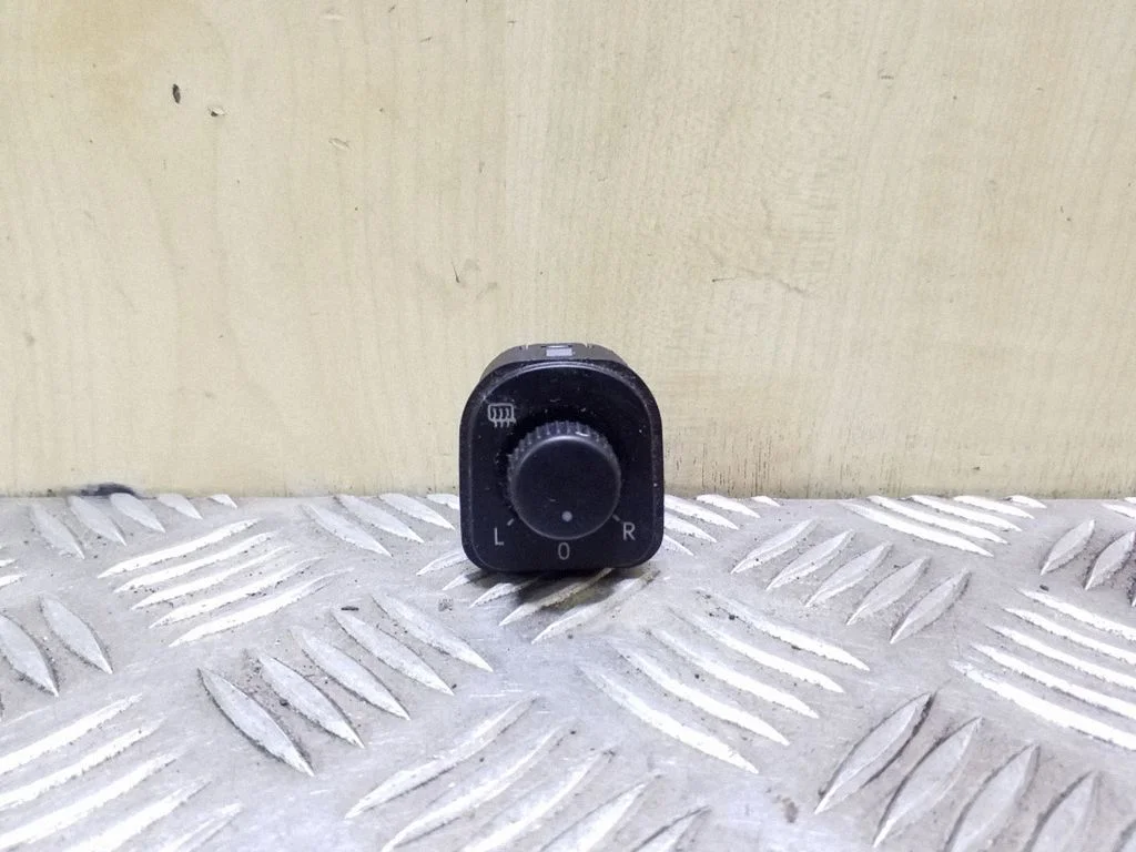 Wing mirror switch – Volkswagen Golf Plus (2005-2013)