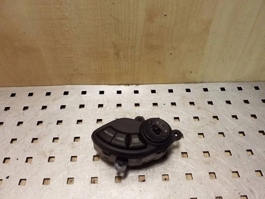 Wing mirror switch – Hyundai Santa Fe (2000-2006)