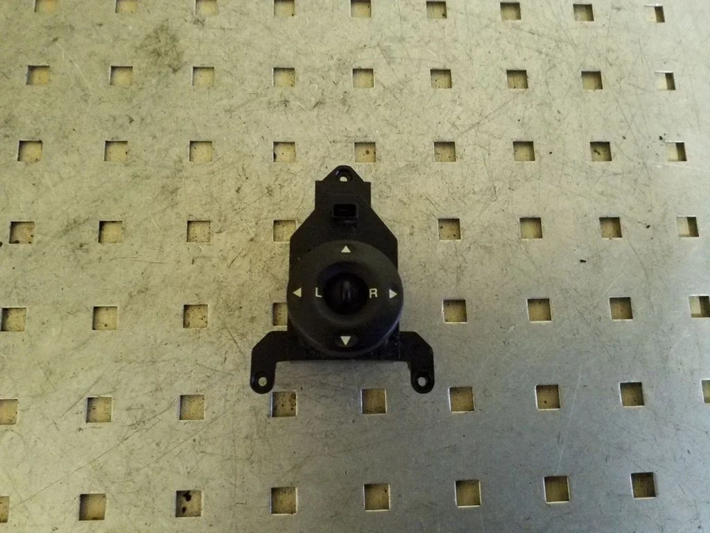 Wing mirror switch