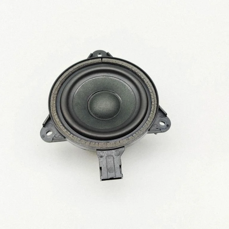 Skaļrunis (-ņi) priekšējās durvīs 83A035709