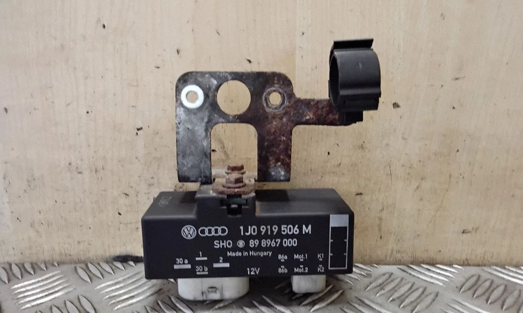 Coolant fan relay 1J0919506M