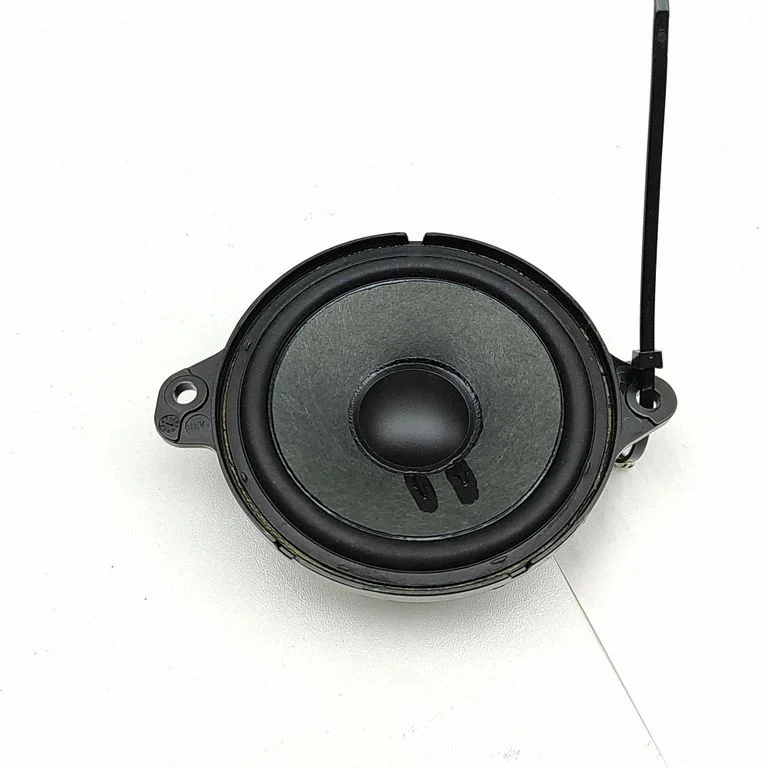 Skaļrunis (-ņi) priekšējās durvīs 8W0035303