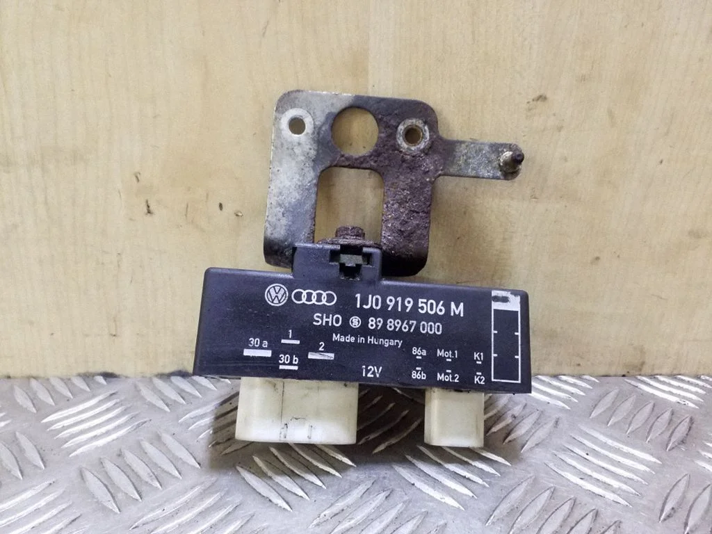 Coolant fan relay 1J0919506M
