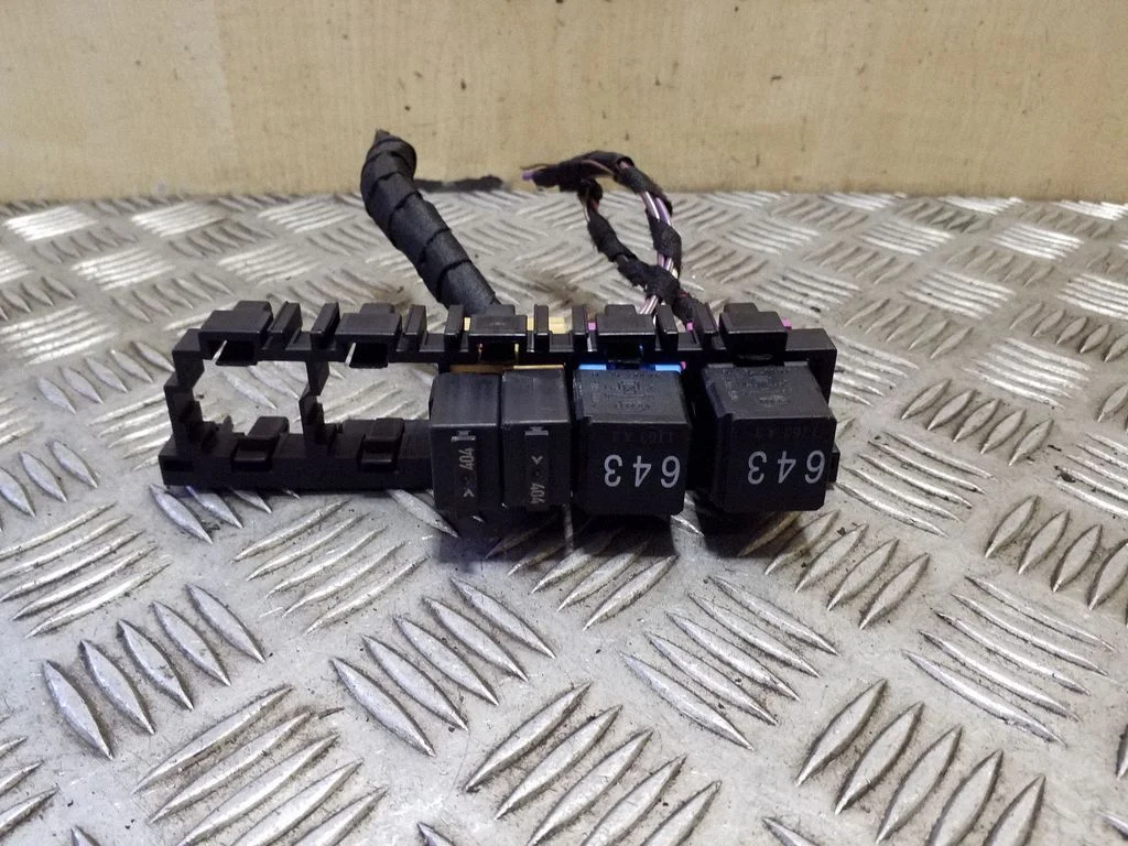 Relay mounting block 1K0937503A
