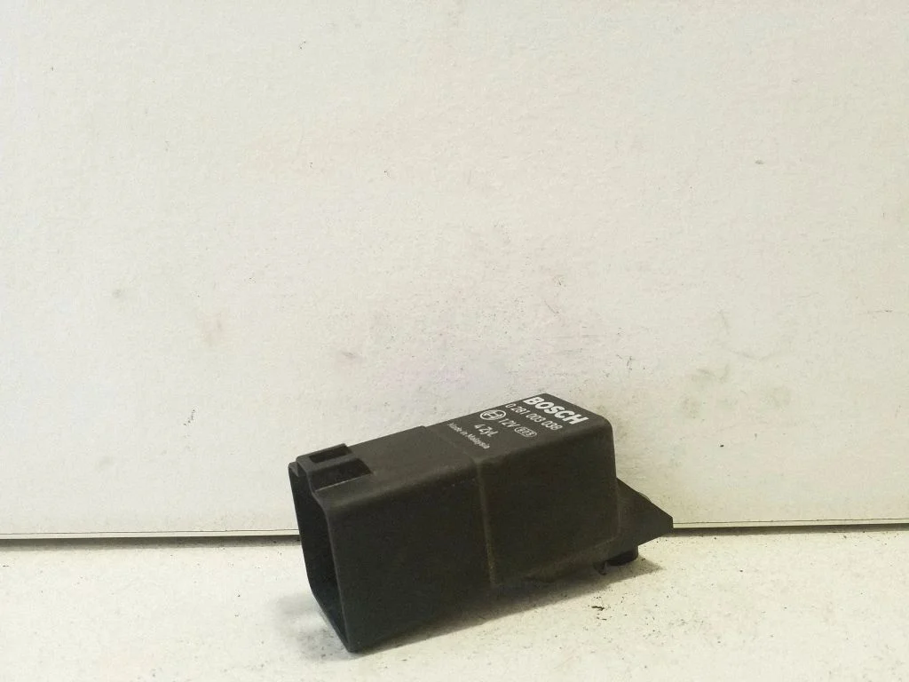 Eelsüüteküünalde relee 038907281