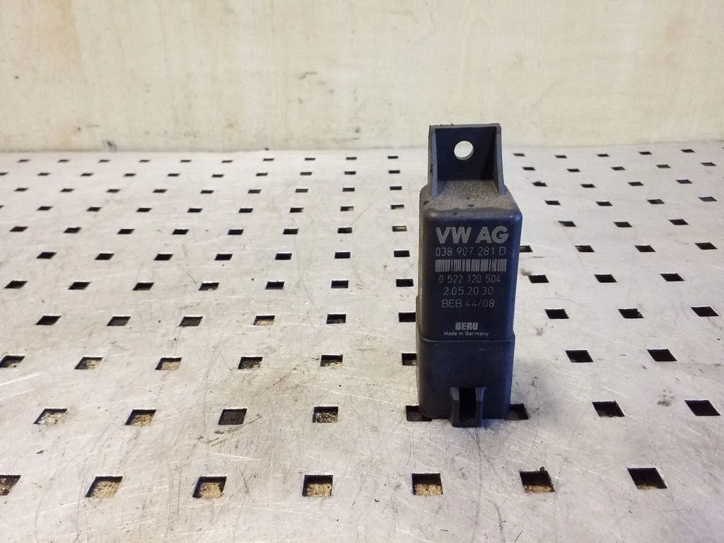 Eelsüüteküünalde relee 038907281D