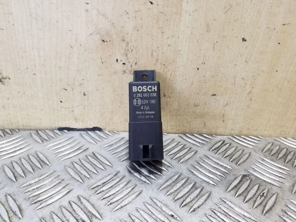 Kvēlsveču priekšuzsildes relejs 0281003038