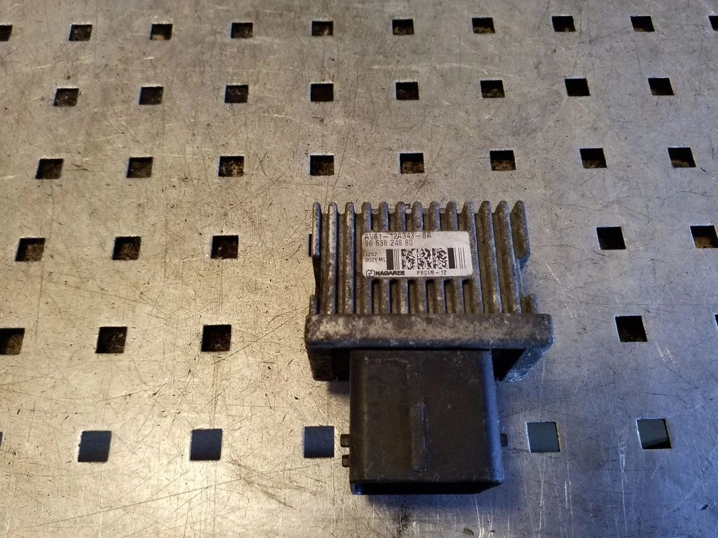 Eelsüüteküünalde relee 9663824880