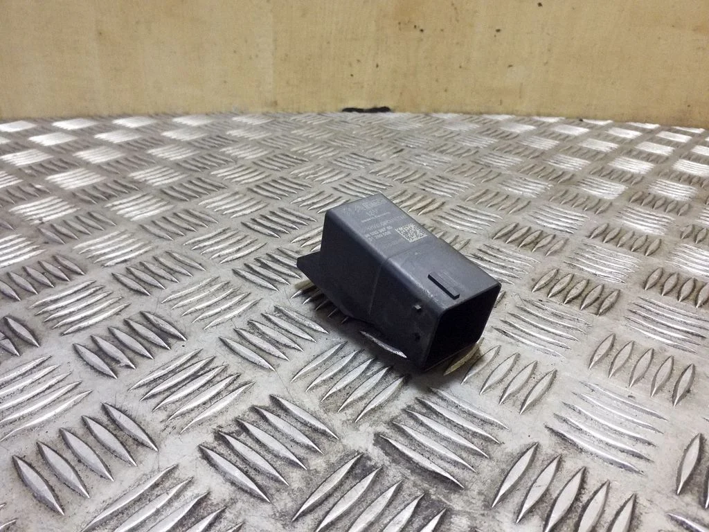 Glow plug pre-heat relay 9803299780