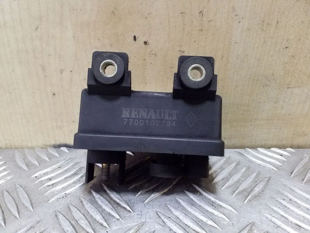 Eelsüüteküünalde relee 7700107794
