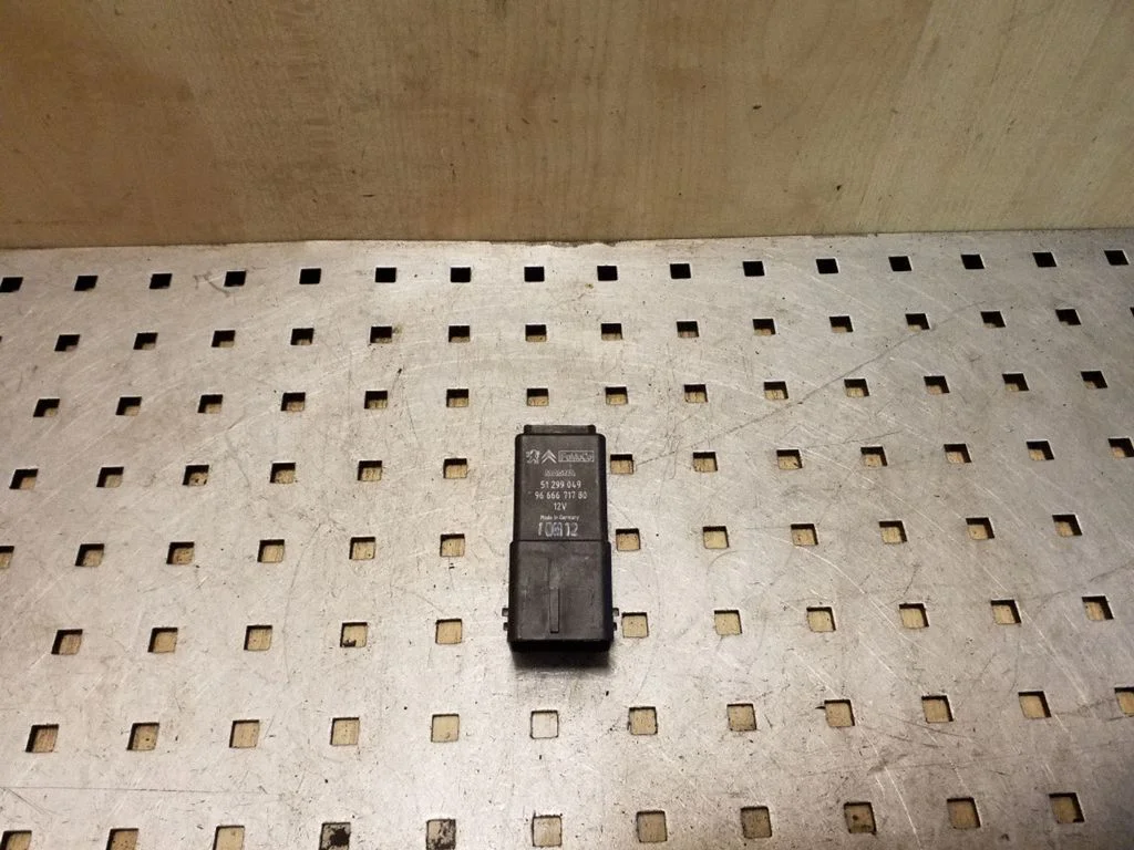 Kvēlsveču priekšuzsildes relejs 51299049