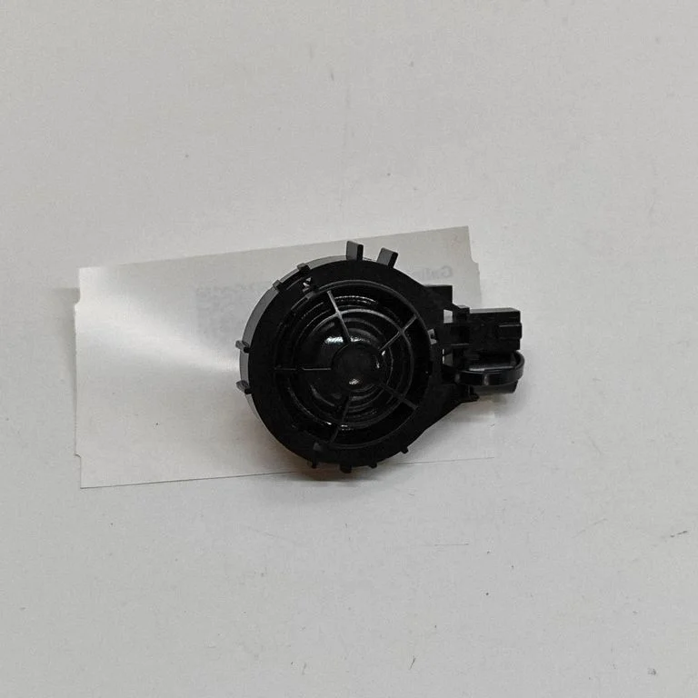 Skaļrunis (-ņi) priekšējās durvīs 8V0035399C