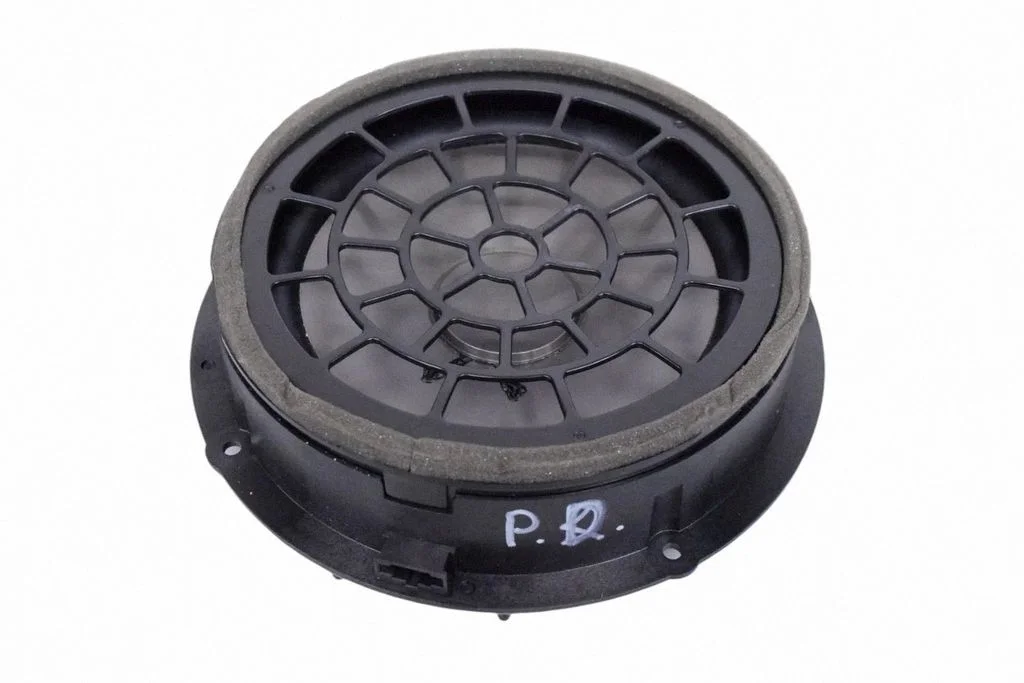 Skaļrunis (-ņi) priekšējās durvīs 8U0035415B
