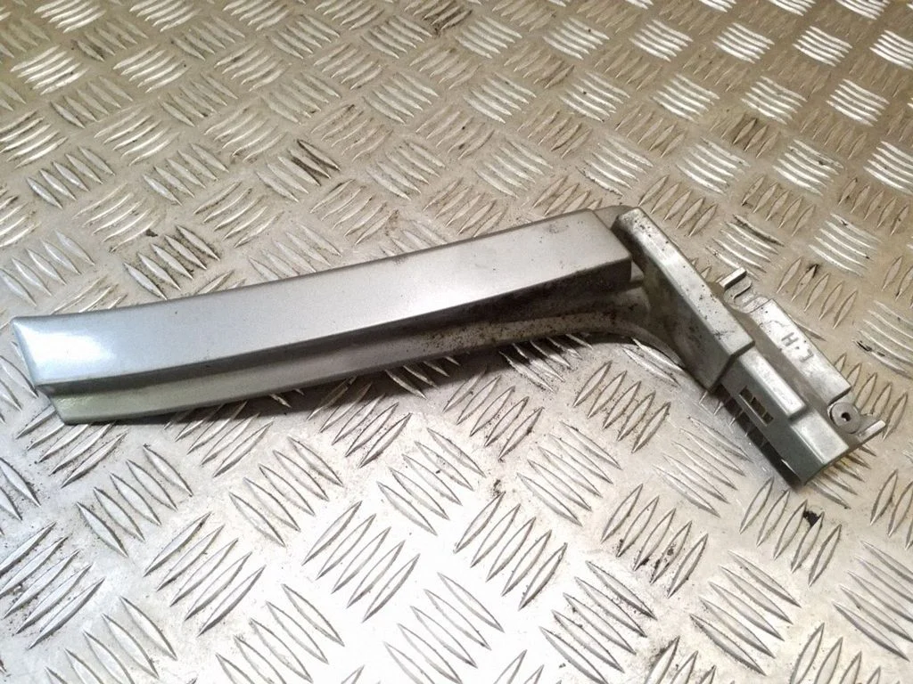 Rear arch trim – left