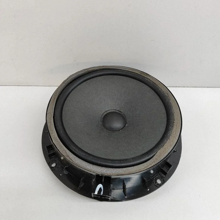 Skaļrunis (-ņi) priekšējās durvīs 80A035415