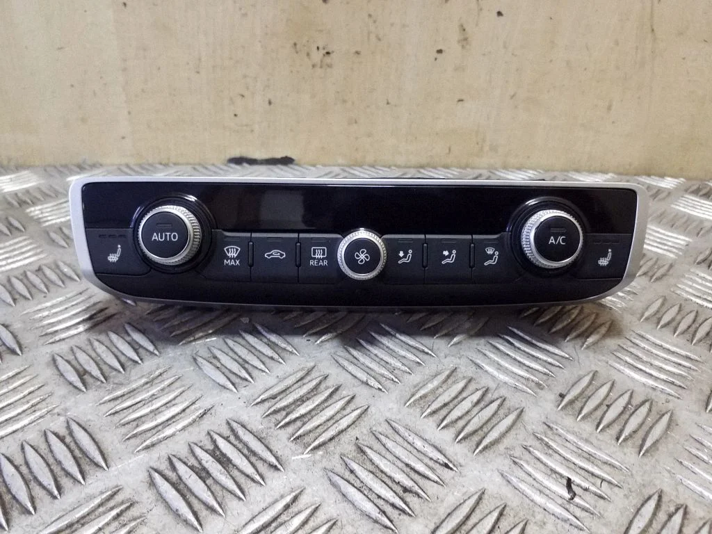 Kliimaseadme/kütte juhtplokk (salongis) 8V0820043R