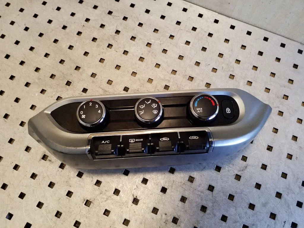 Panel sterowania klimatyzacją / nawiewem – KIA Rio (2012-2016)