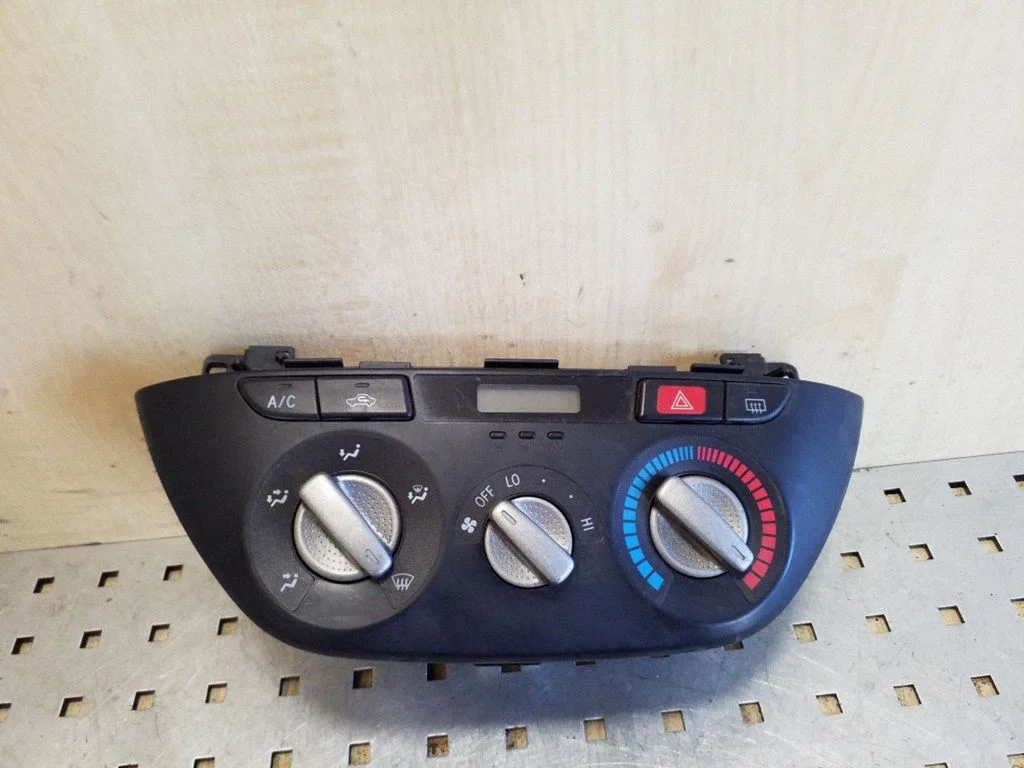 Gaisa kondicioniera/klimata/sildītāja vadības bloks (salonā) – Toyota RAV 4 (XA20) (2000-2005)
