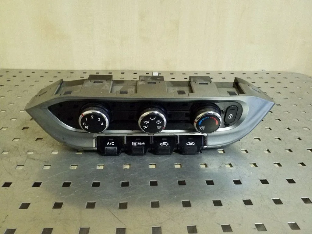 Panel sterowania klimatyzacją / nawiewem – KIA Rio (2012-2016)
