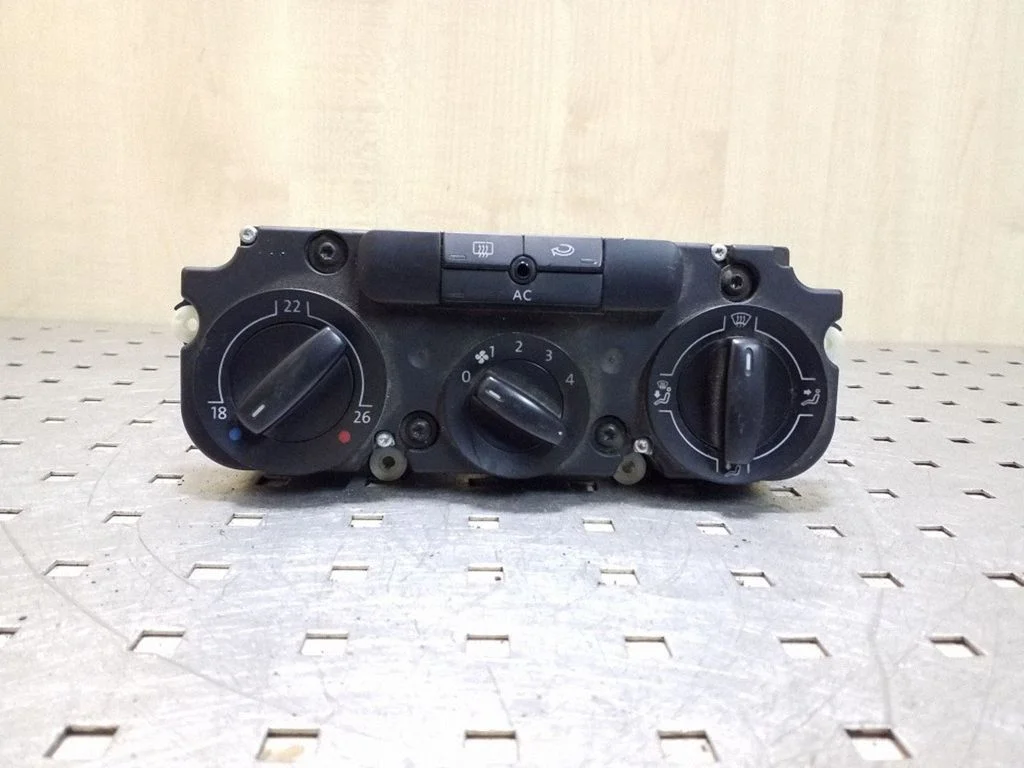 Gaisa kondicioniera/klimata/sildītāja vadības bloks (salonā) – Volkswagen Passat B6 (2005-2010)