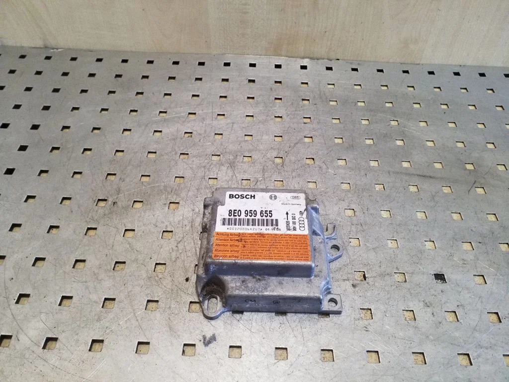 Drošības spilvenu vadības bloks 8E0959655