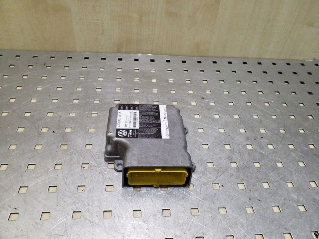 Airbag control unit/module – Skoda Superb B6 (3T) (2008-2015)