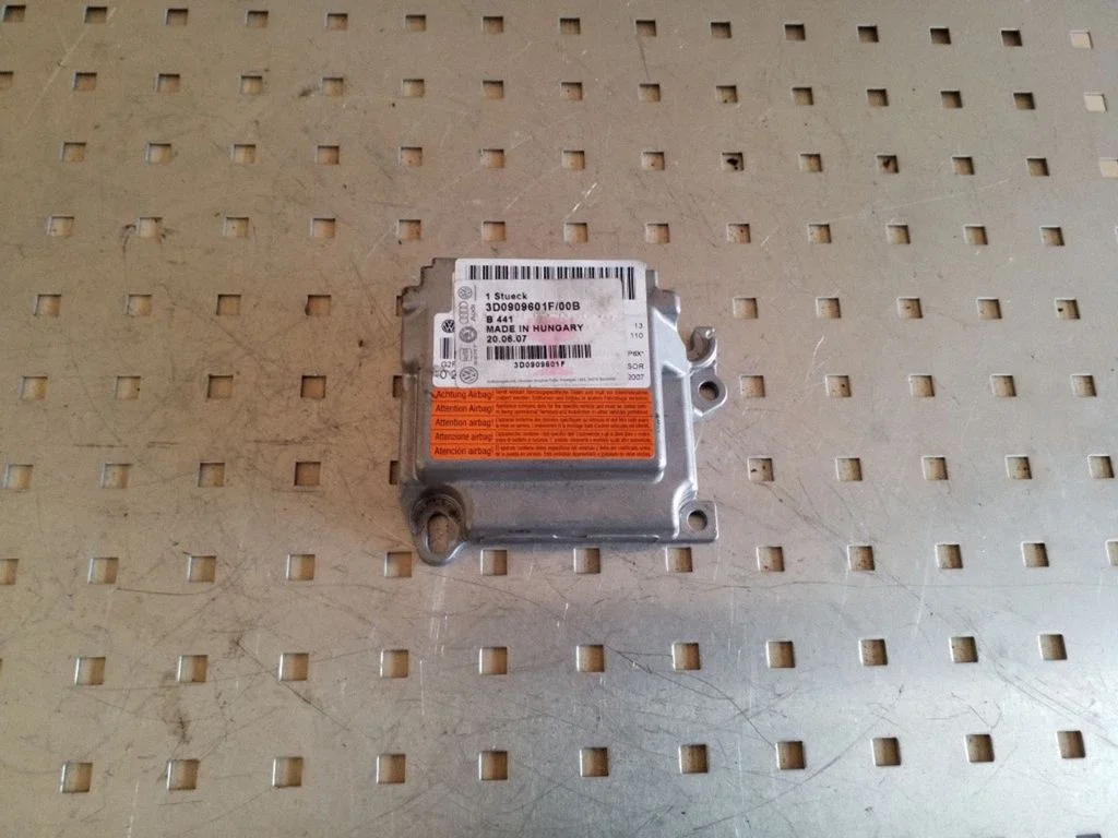 Airbag control unit/module – Volkswagen Touareg I (2002-2010)
