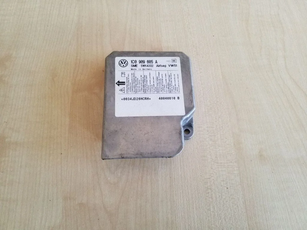Drošības spilvenu vadības bloks 1C0909605A