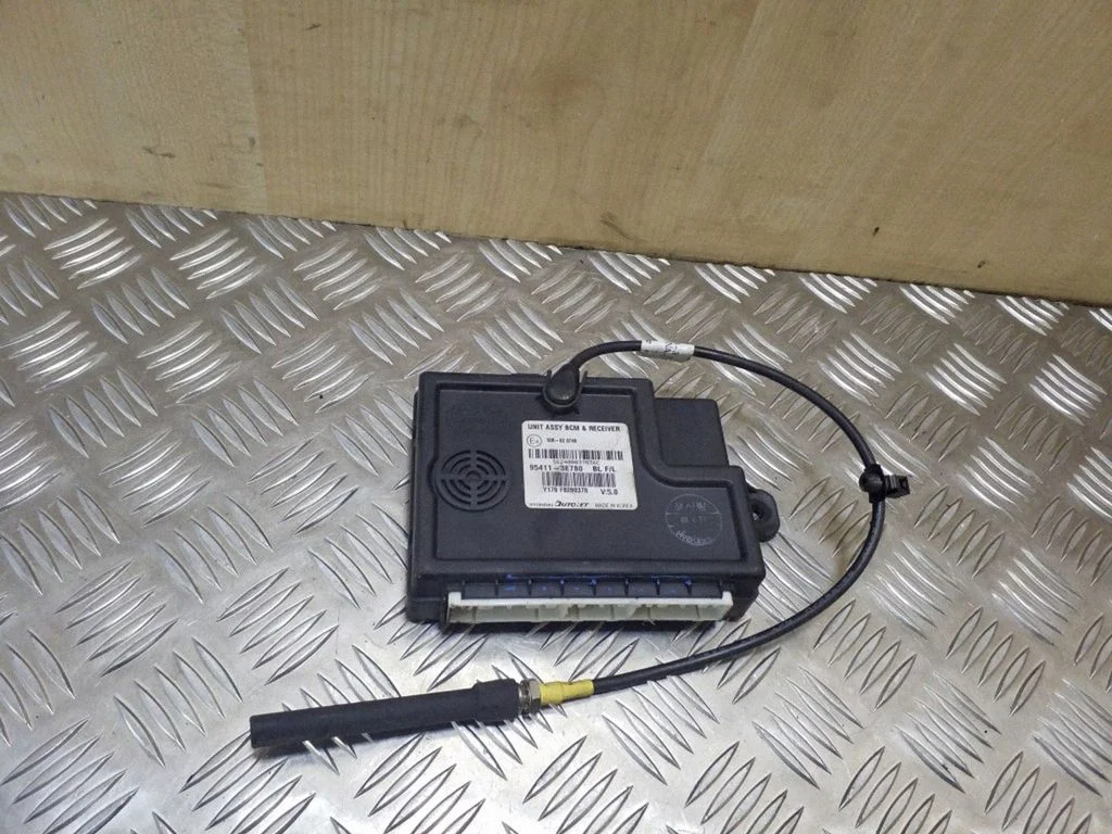 Centrālās slēgšanas vadības bloks 954113E780