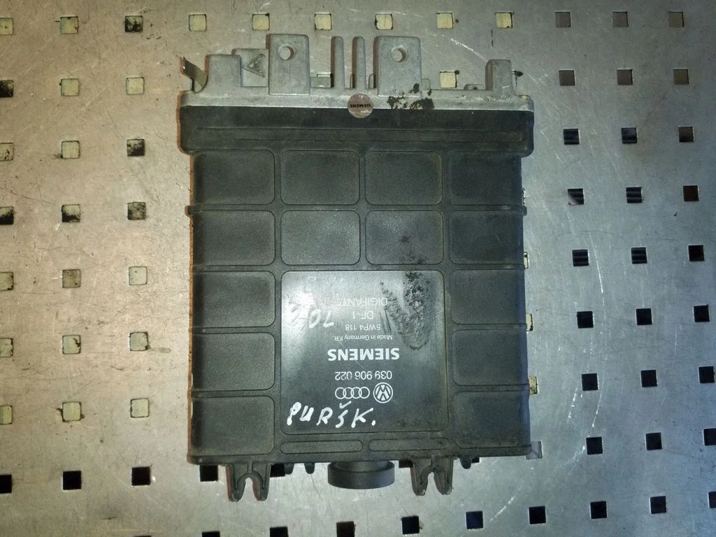 Sterownik silnika 039906022