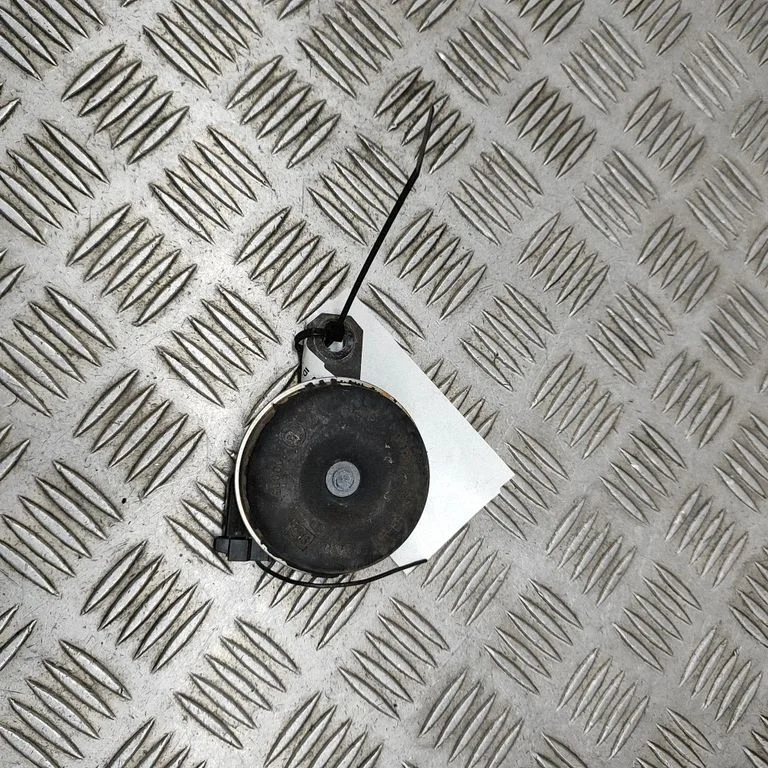 Horn signal – Toyota RAV 4 (XA40) (2012-2018)