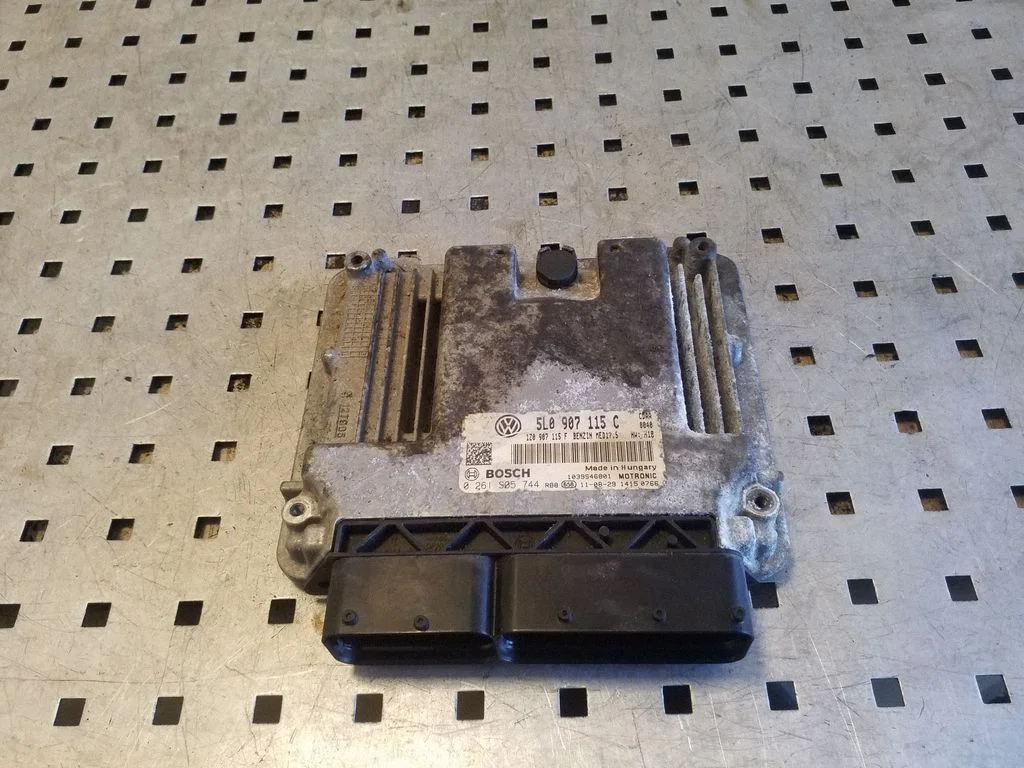 Engine control unit/module 5L0907115C