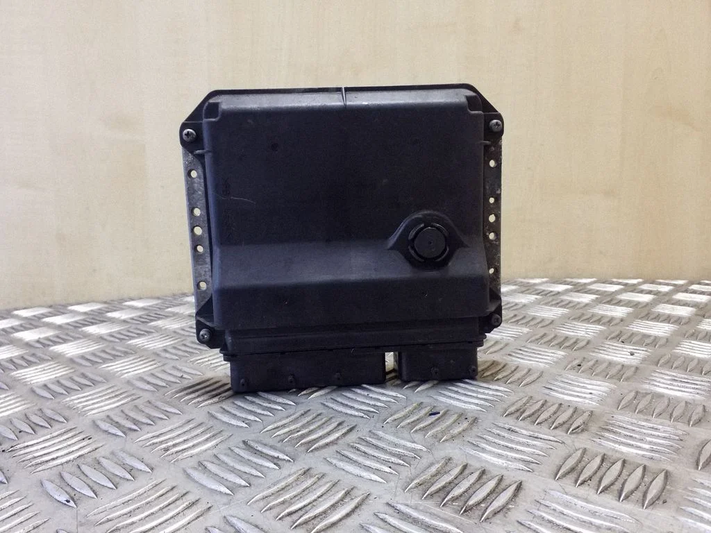 Dzinēja vadības bloks 8966105D12
