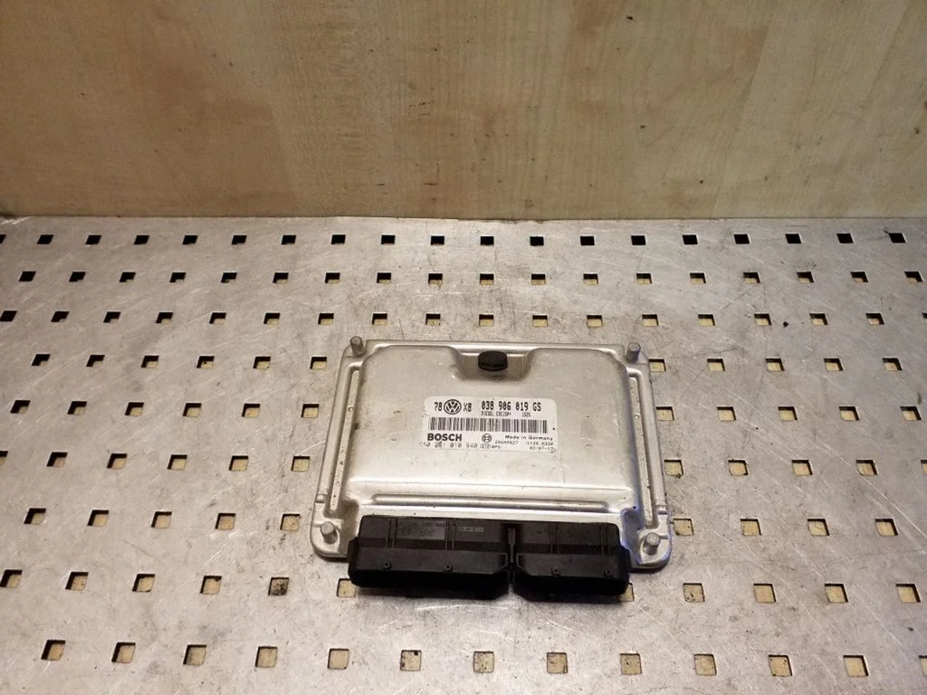 Engine control unit/module – Volkswagen Passat B5.5 (2001-2005)