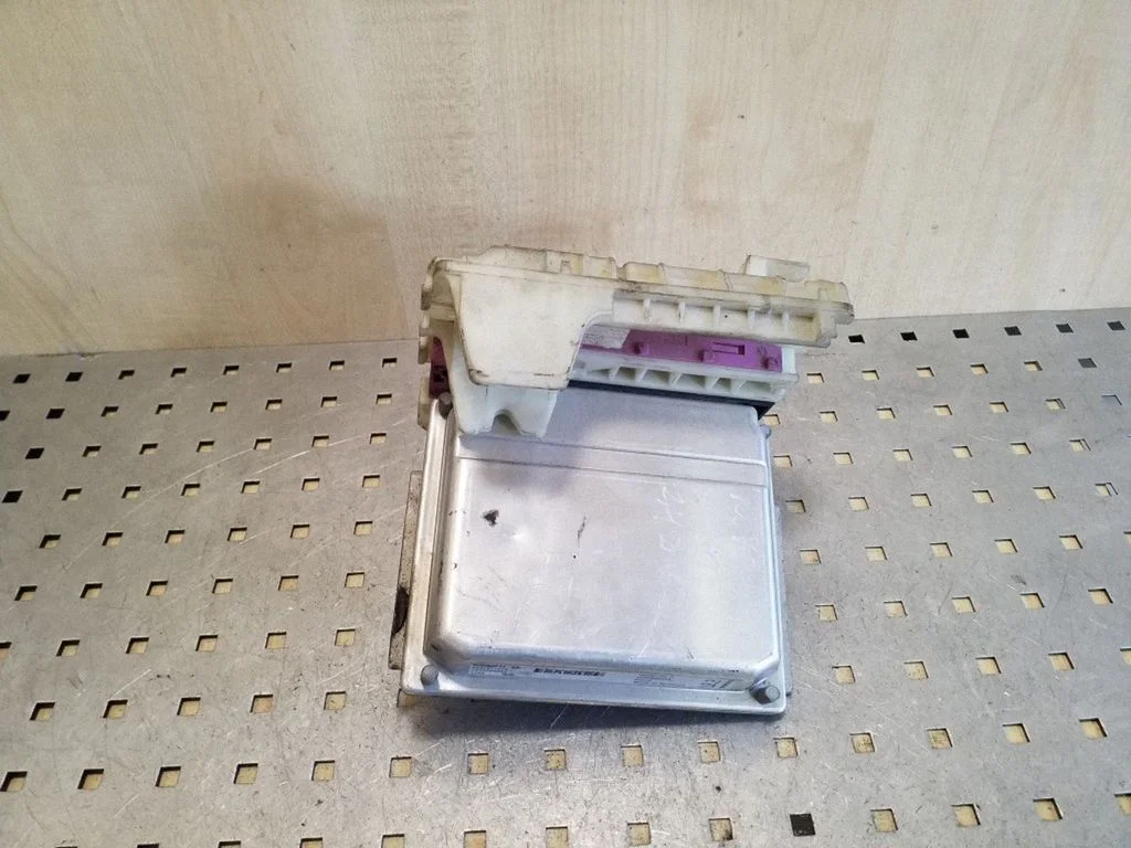 Variklio valdymo blokas