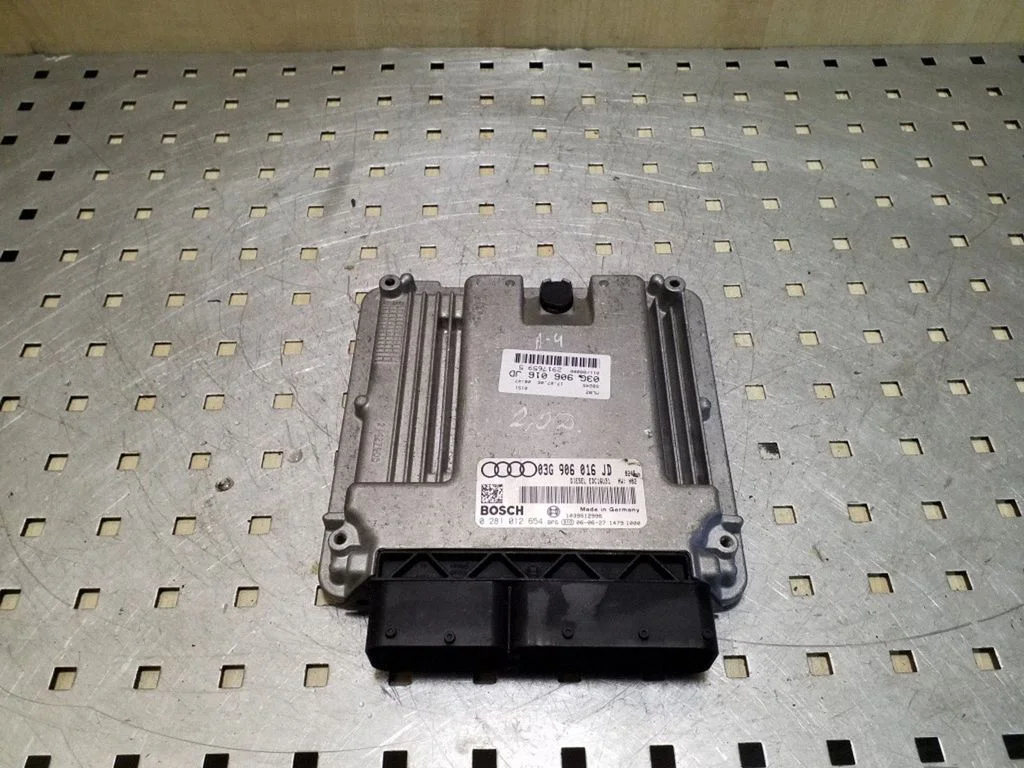 Dzinēja vadības bloks – Audi A4 S4 B7 8E 8H (2005-2008)
