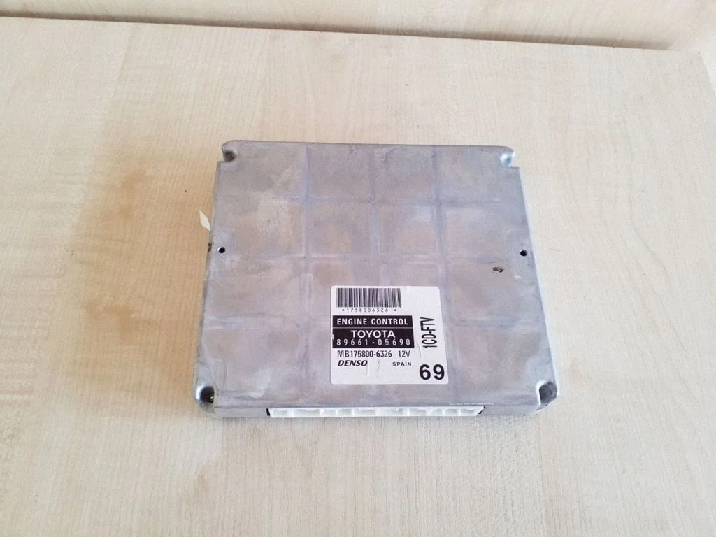 Dzinēja vadības bloks 8966105690