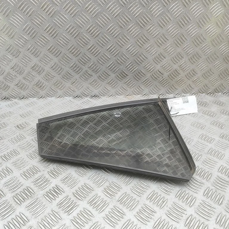 Aizmugurējais sāna virsbūves stikls 5LG845214C