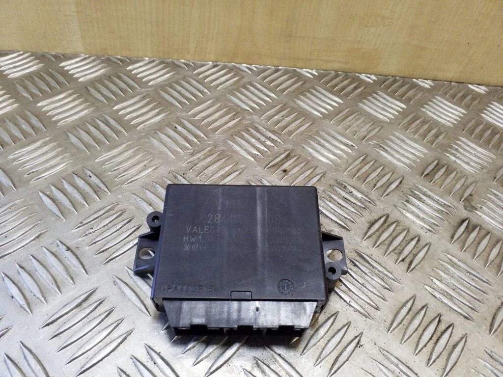 Parkimisandurite (PDC) juhtplokk – Nissan Qashqai+2 (2008-2010)