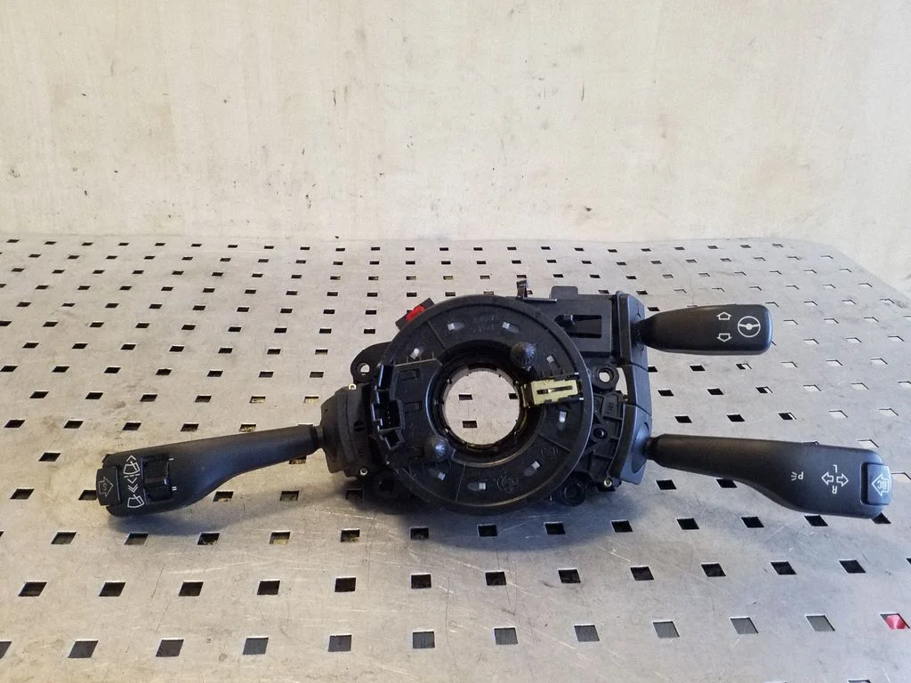 Wiper turn signal indicator stalk/switch 8363668