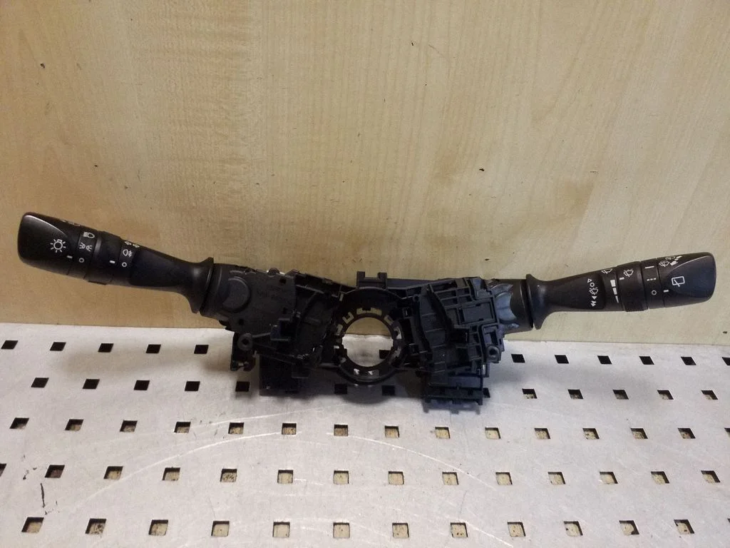 Wiper turn signal indicator stalk/switch 17F852