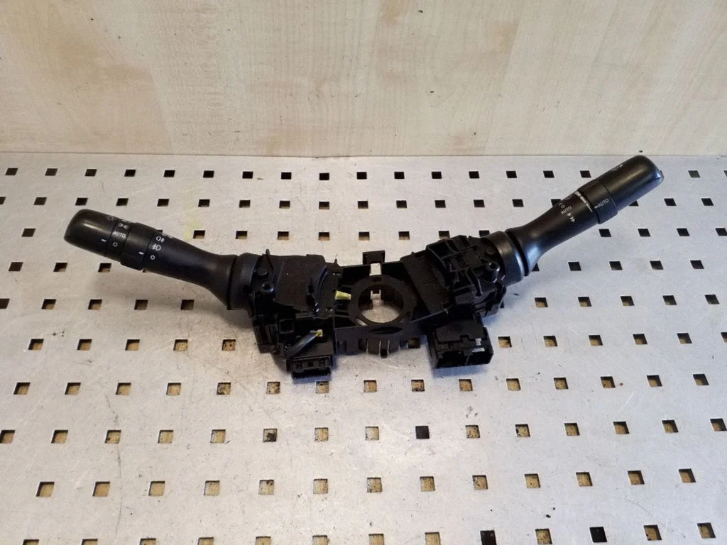 Wiper turn signal indicator stalk/switch 17F373