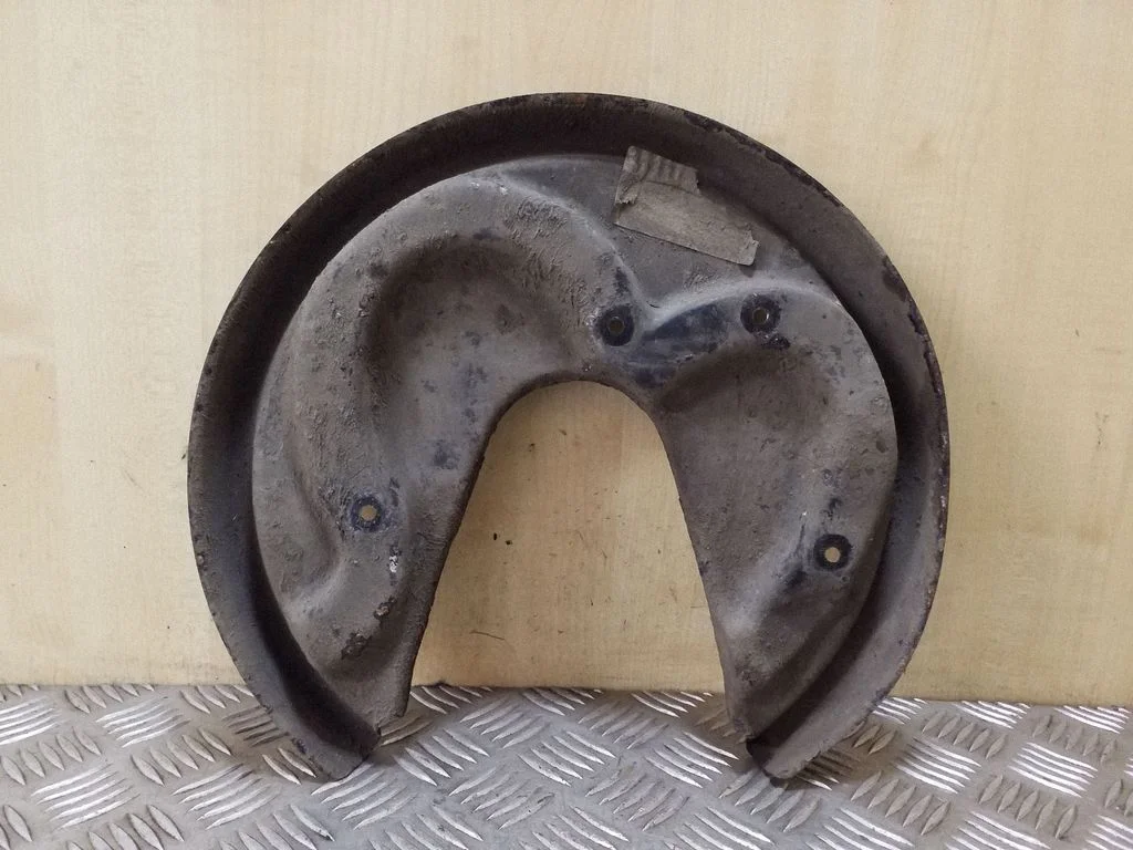 Rear brake disc plate dust cover – right