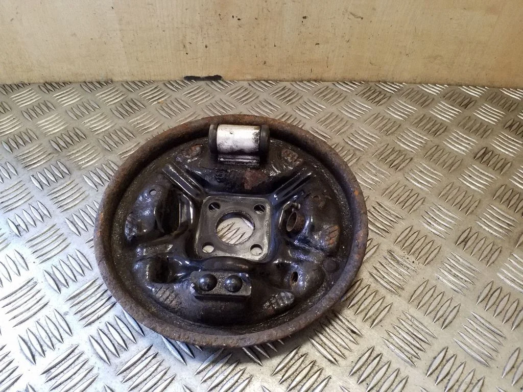 Rear brake disc plate dust cover – right