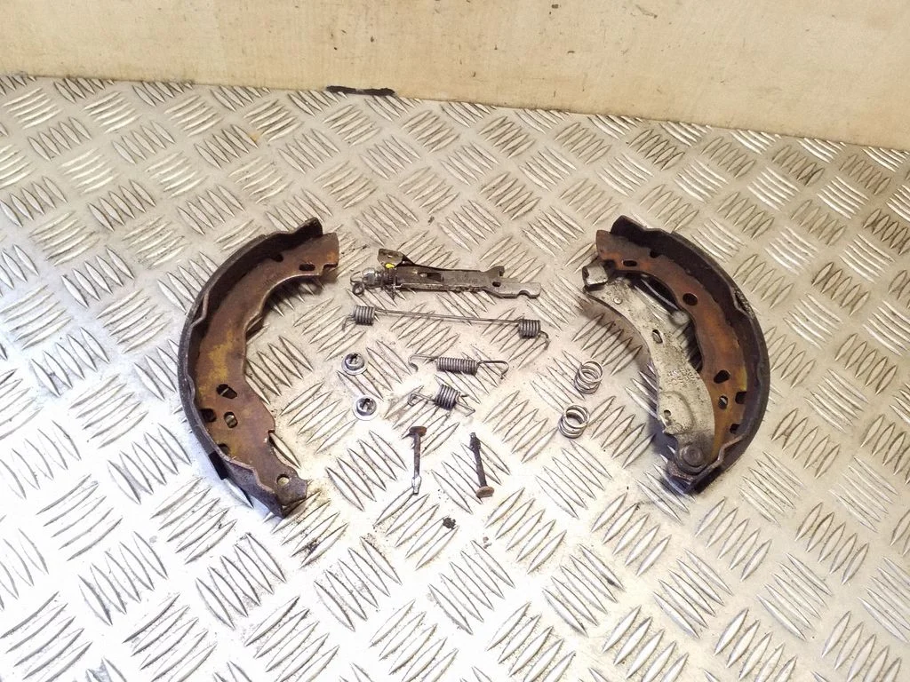 Brake pads (rear) – left