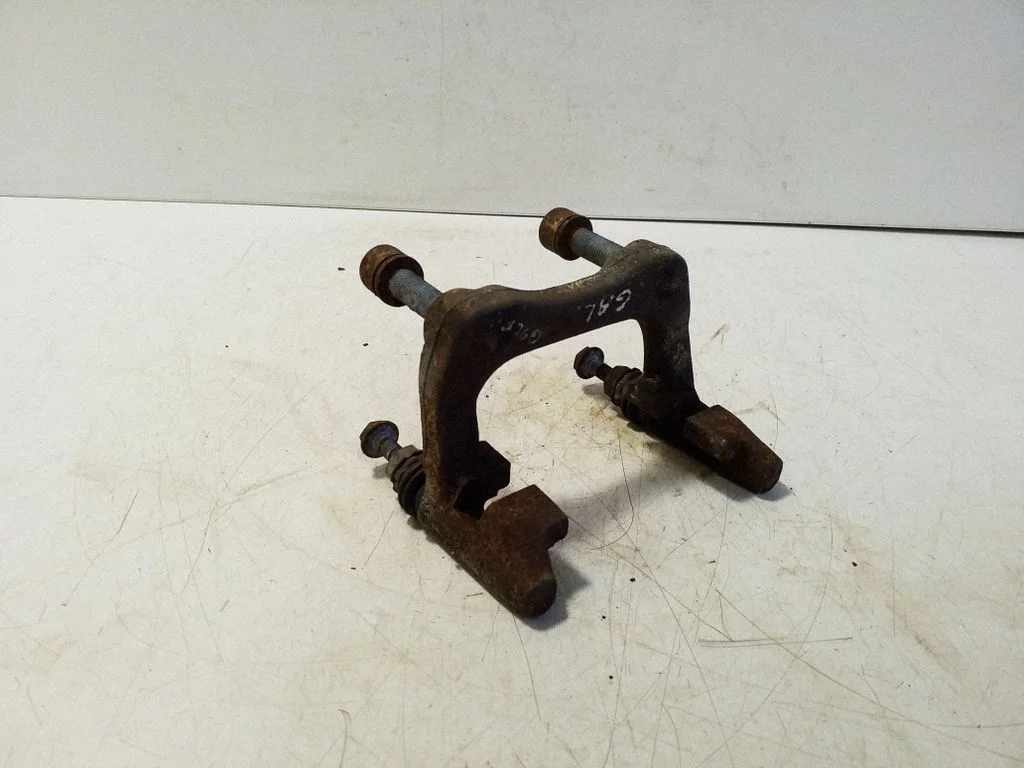 Piduriklotside hoidik/kandur (tagumine) – parem